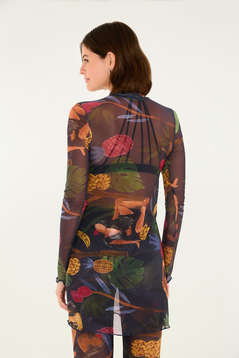 Detalle del estampado del vestido de tul, destacando elementos de frutas y hojas.