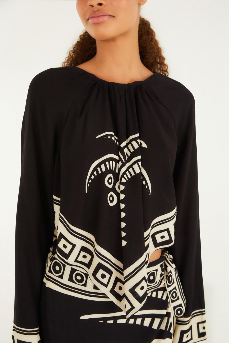 Detalle del cuello de la Blusa Lenco Tropicano con diseño redondo.