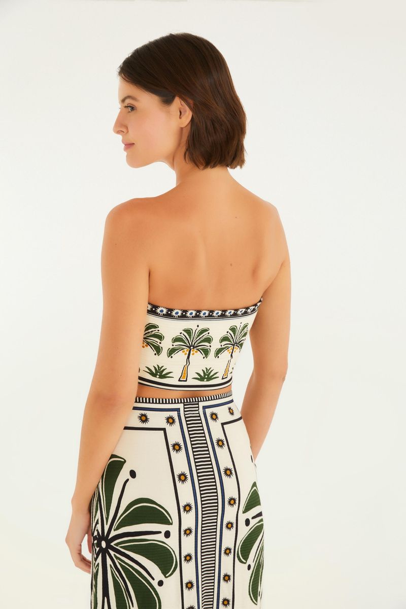 Top recto con estampado tropical visto de espalda, destacando el patrón simétrico.
