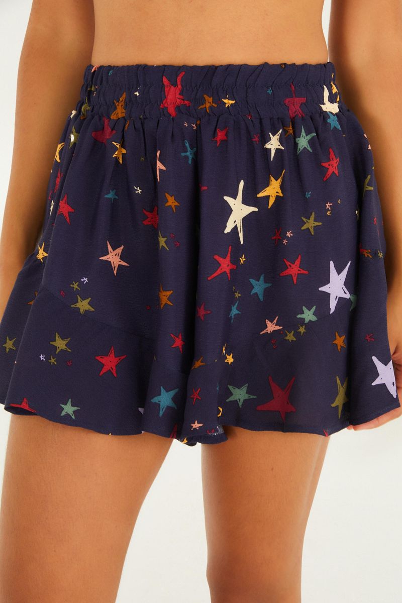 Primer plano del short mostrando detalles del estampado de estrellas coloridas.