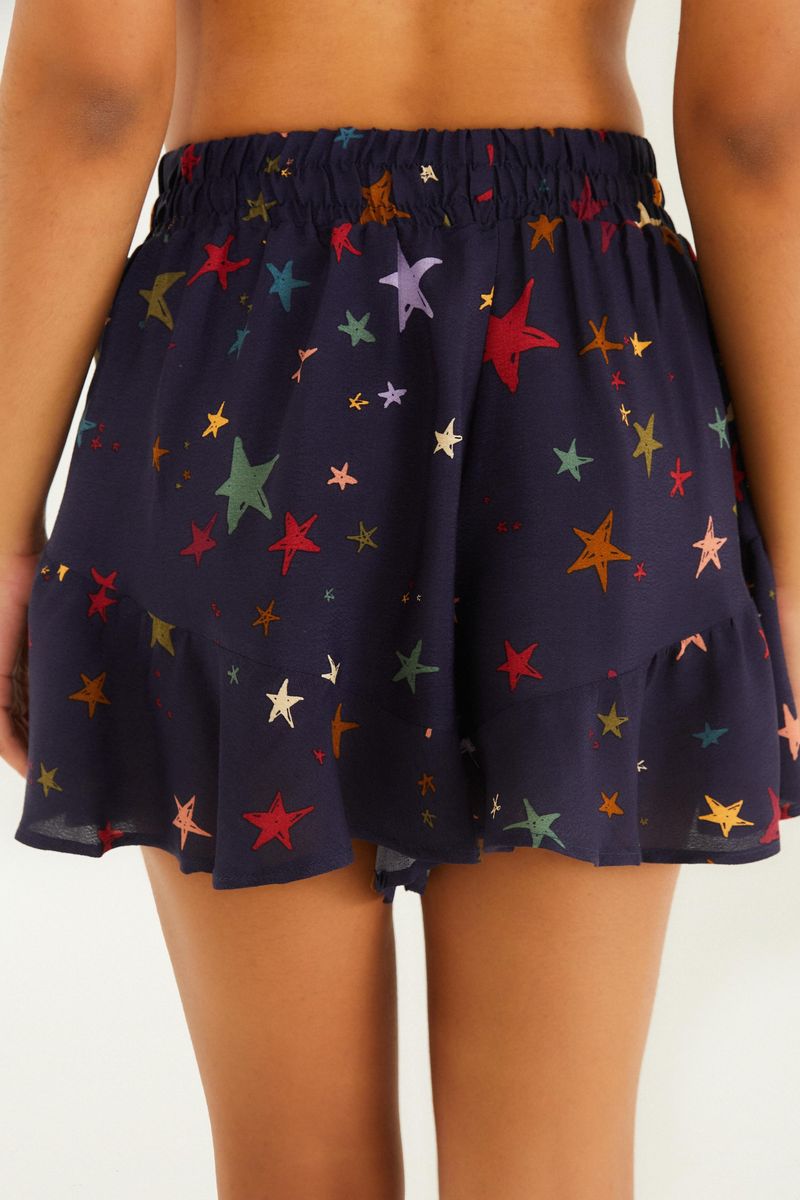 Vista trasera del short destacando el diseño y el estampado de estrellas.