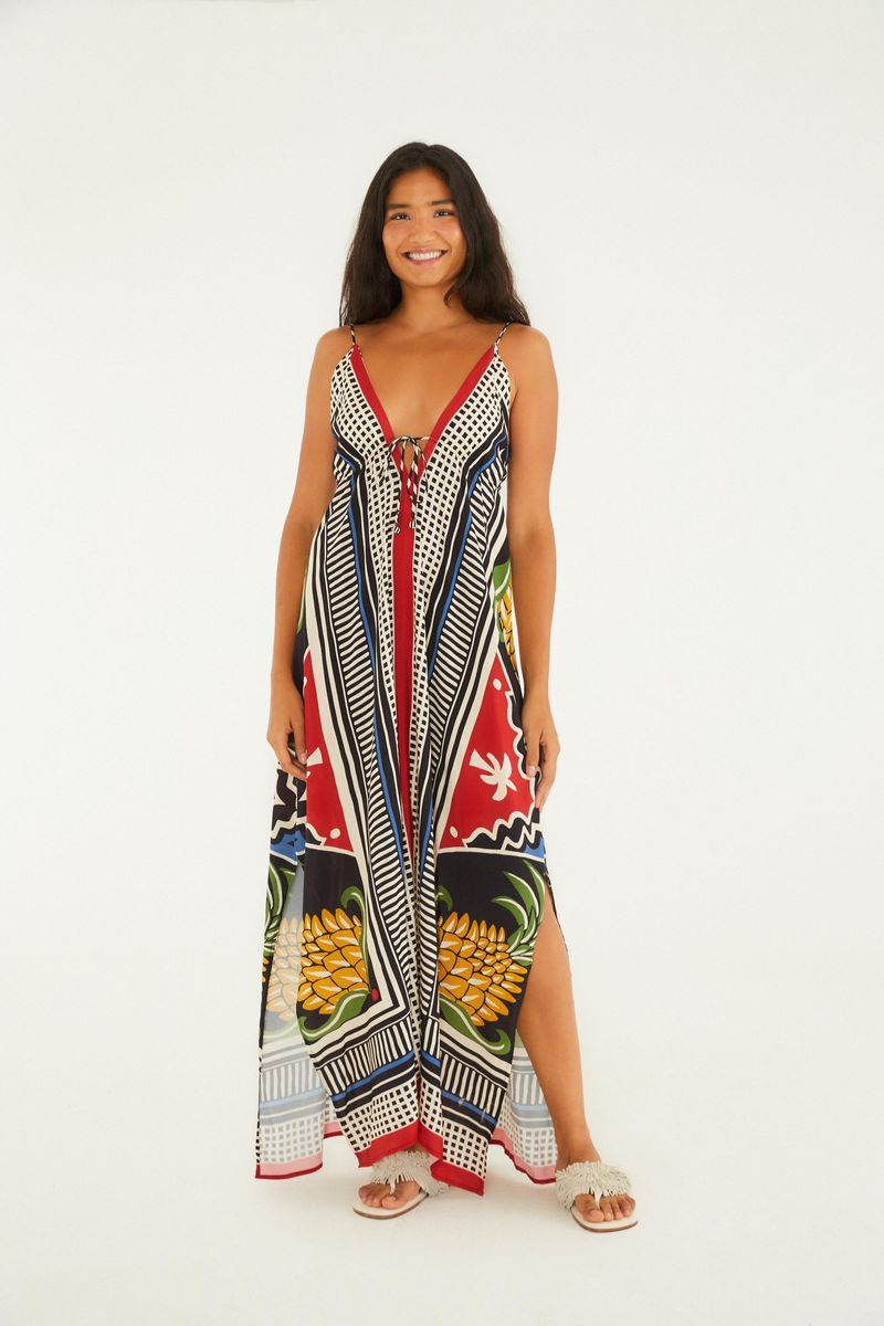 Vestido largo con estampado tropical de piña, escote en V y tirantes finos, visto de frente.