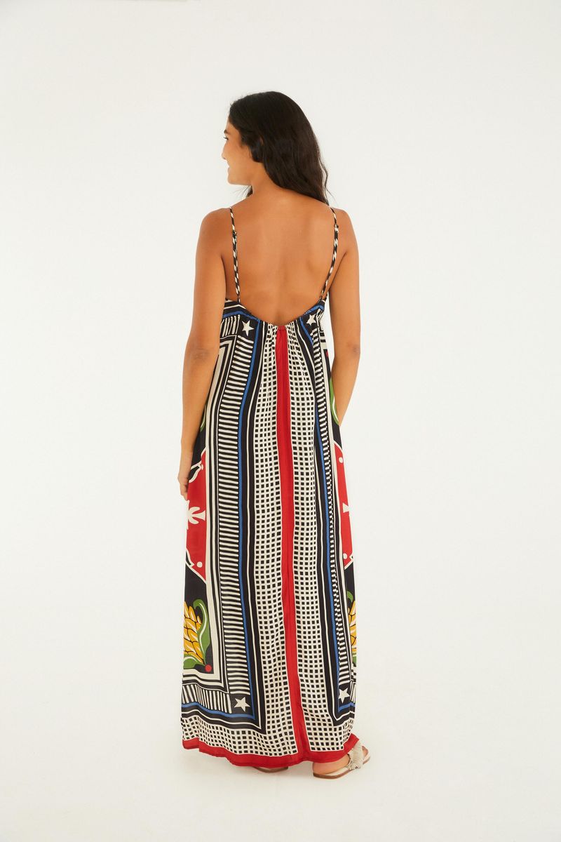 Detalle del escote en V del vestido largo con estampado tropical de piña, con amarre frontal.