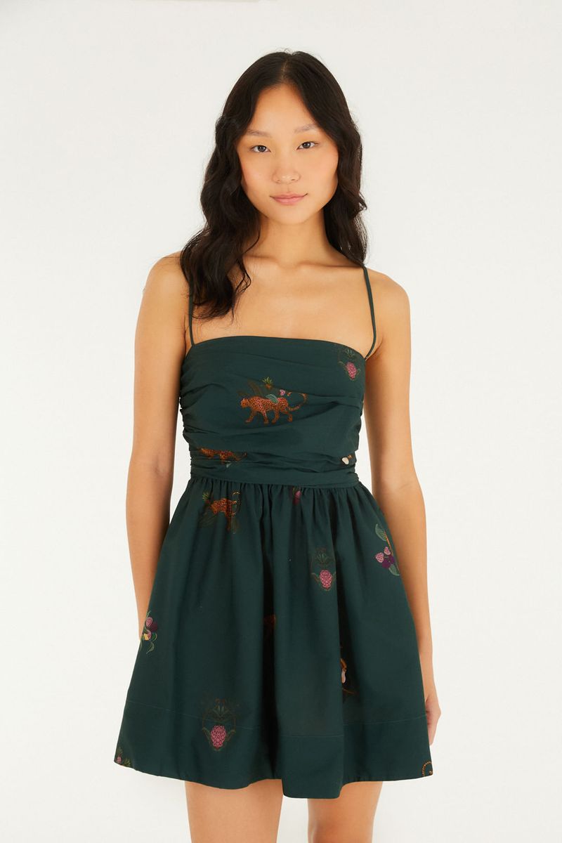 Vestido corto verde con tirantes finos y estampado de animales y flores, visto de frente.