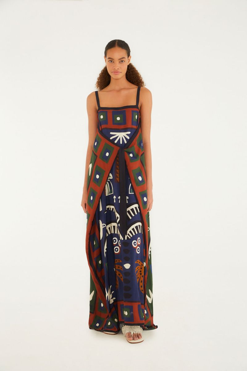 Vestido midi con estampado tropical, tirantes delgados y diseño fluido visto de frente.