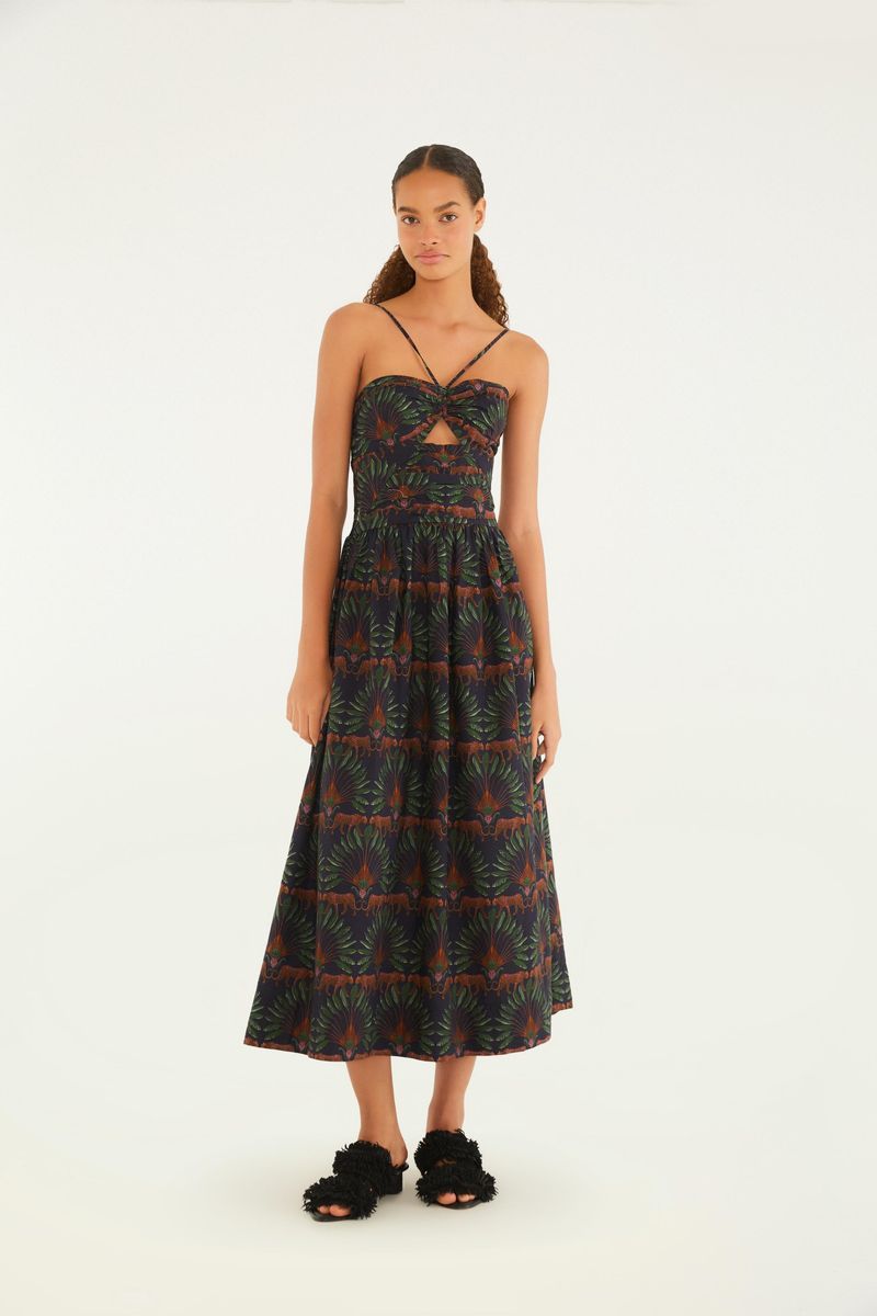 Vestido estampado con tirantes delgados y escote en V, visto de frente.