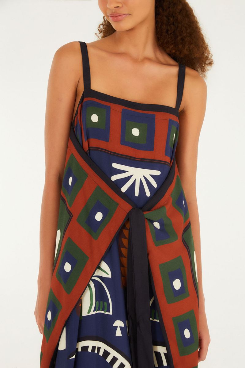 Detalle del corpiño del vestido midi con estampado tropical y tirantes delgados.