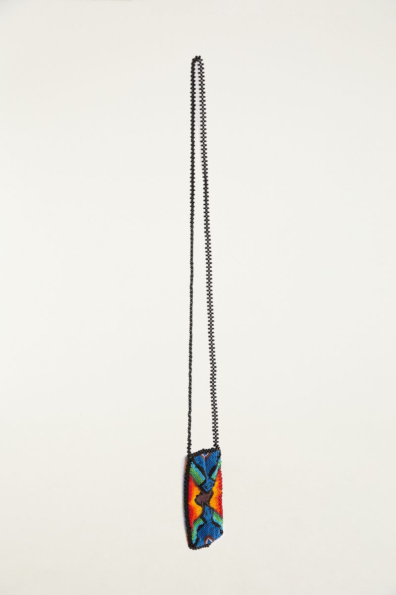 Imagen de una bolsa artesanal con estampado geométrico en abalorios coloridos, vista frontal.