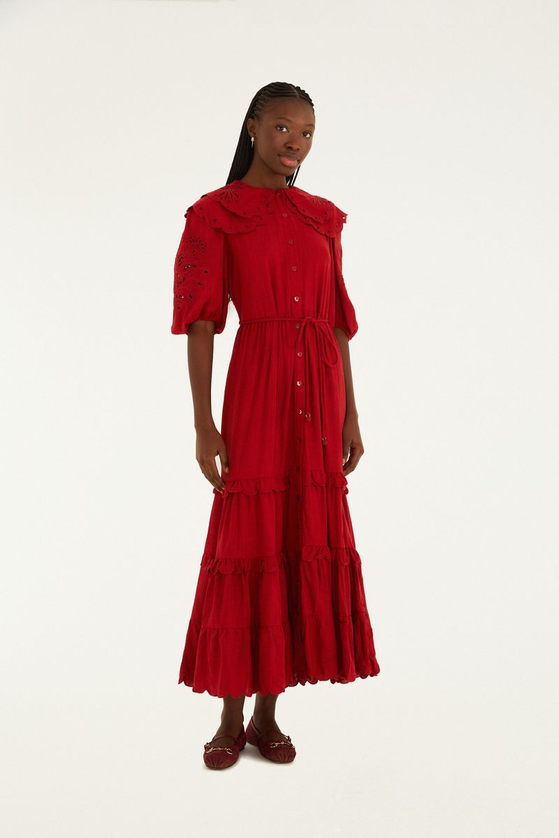 Imagen de un vestido rojo con cuello bordado artesanal, mangas abullonadas y largo completo, mostrado sobre un fondo blanco.