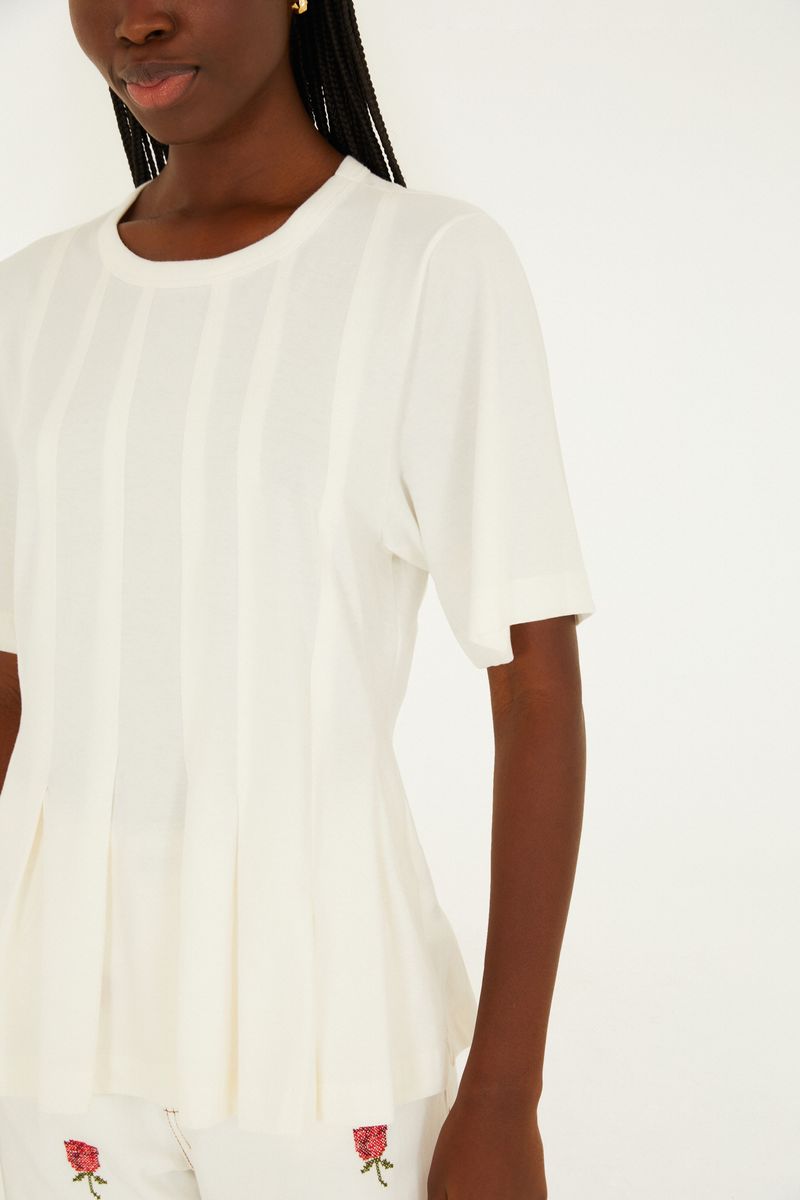 Detalle de los pespuntes en la parte frontal de la camiseta cropped.