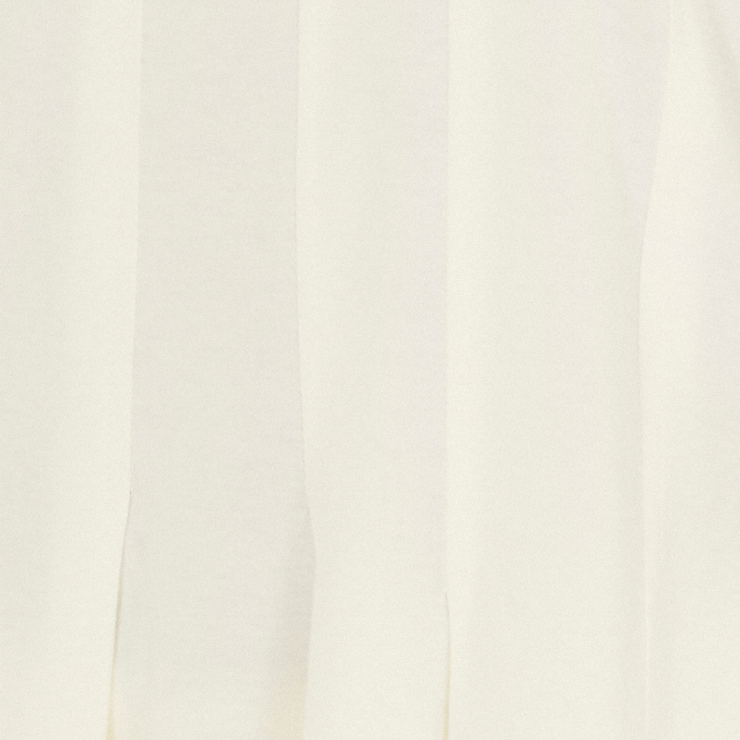 Acercamiento de los pespuntes en la camiseta cropped, destacando la textura del tejido.
