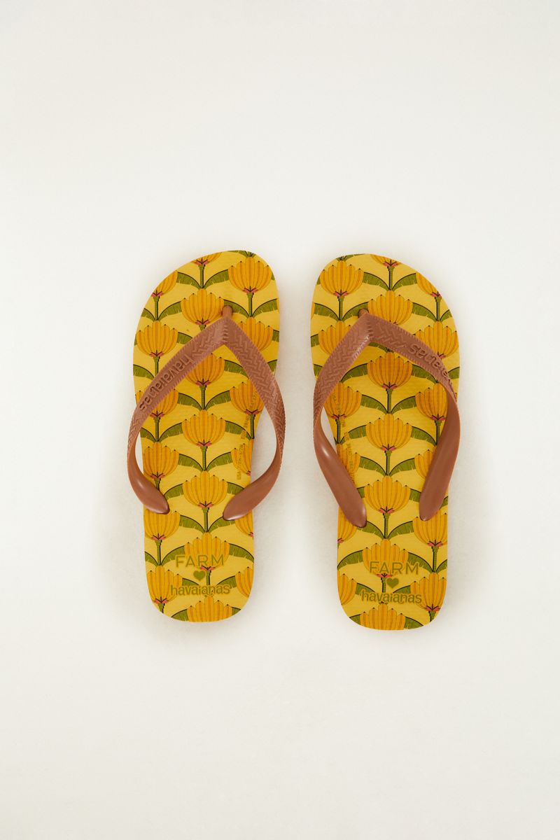 Vista superior de las sandalias Havaianas con estampado tropical de bananas.