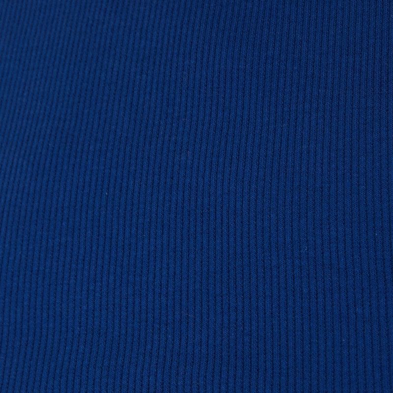 Imagen lateral de la camiseta azul, mostrando su caída y estilo sin mangas.