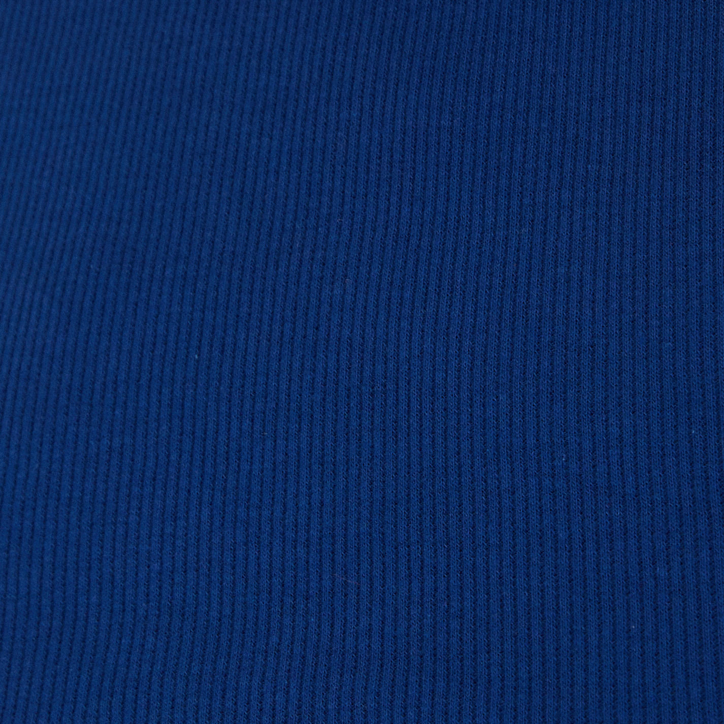 Imagen lateral de la camiseta azul, mostrando su caída y estilo sin mangas.