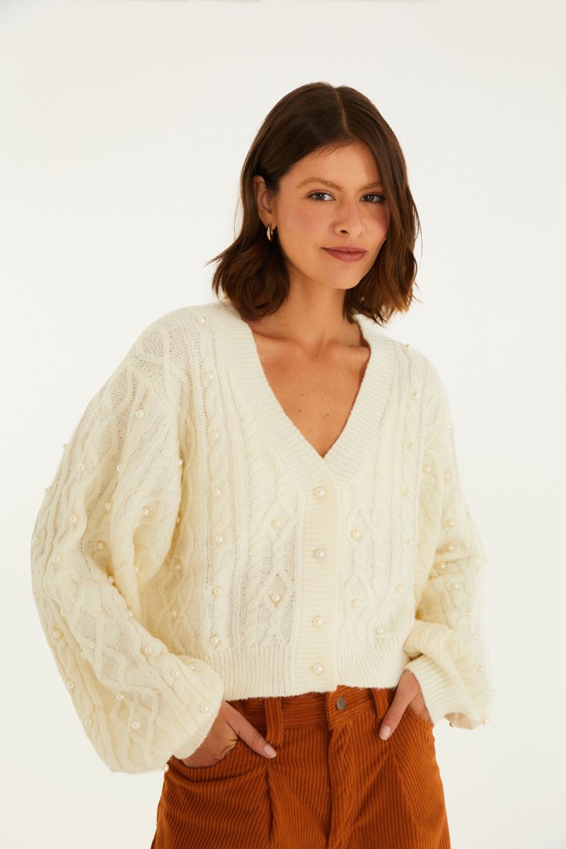 Blusa de tricot con bordado de perla, escote en V y mangas largas, vista frontal.