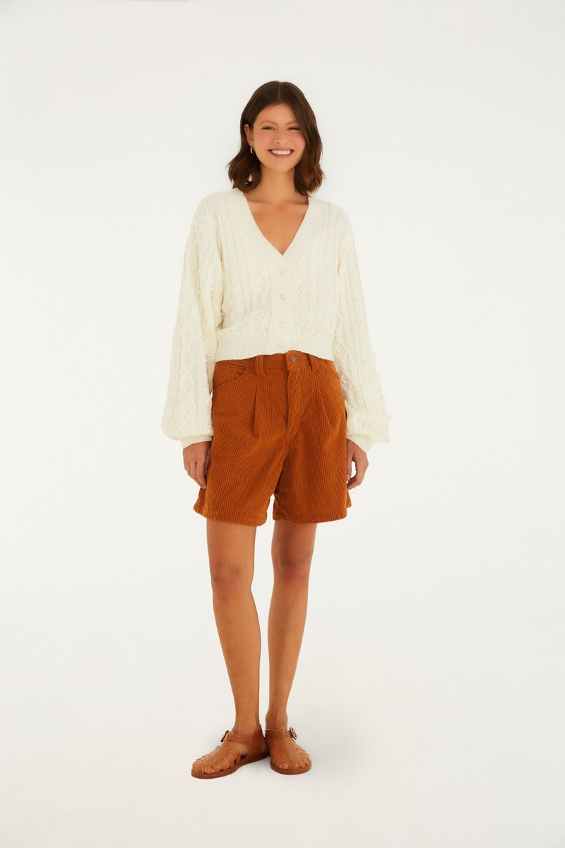 Blusa de tricot con bordado de perla, detalles en perlas y barra recta, vista lateral.