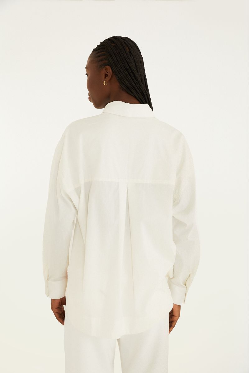 Vista trasera de la camisa artesanal blanca con diseño clásico.