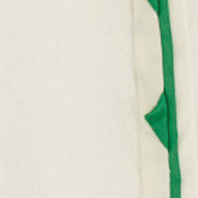 Primer plano del detalle de la línea verde estilizada en el cierre frontal de la camisa.
