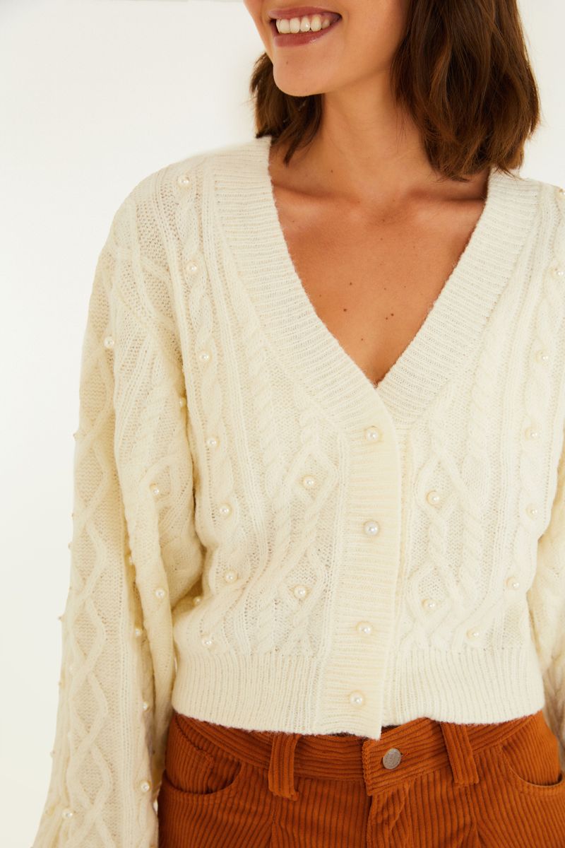 Blusa de tricot con bordado de perla, diseño en tejido de punto y cierre de botones, vista detallada.