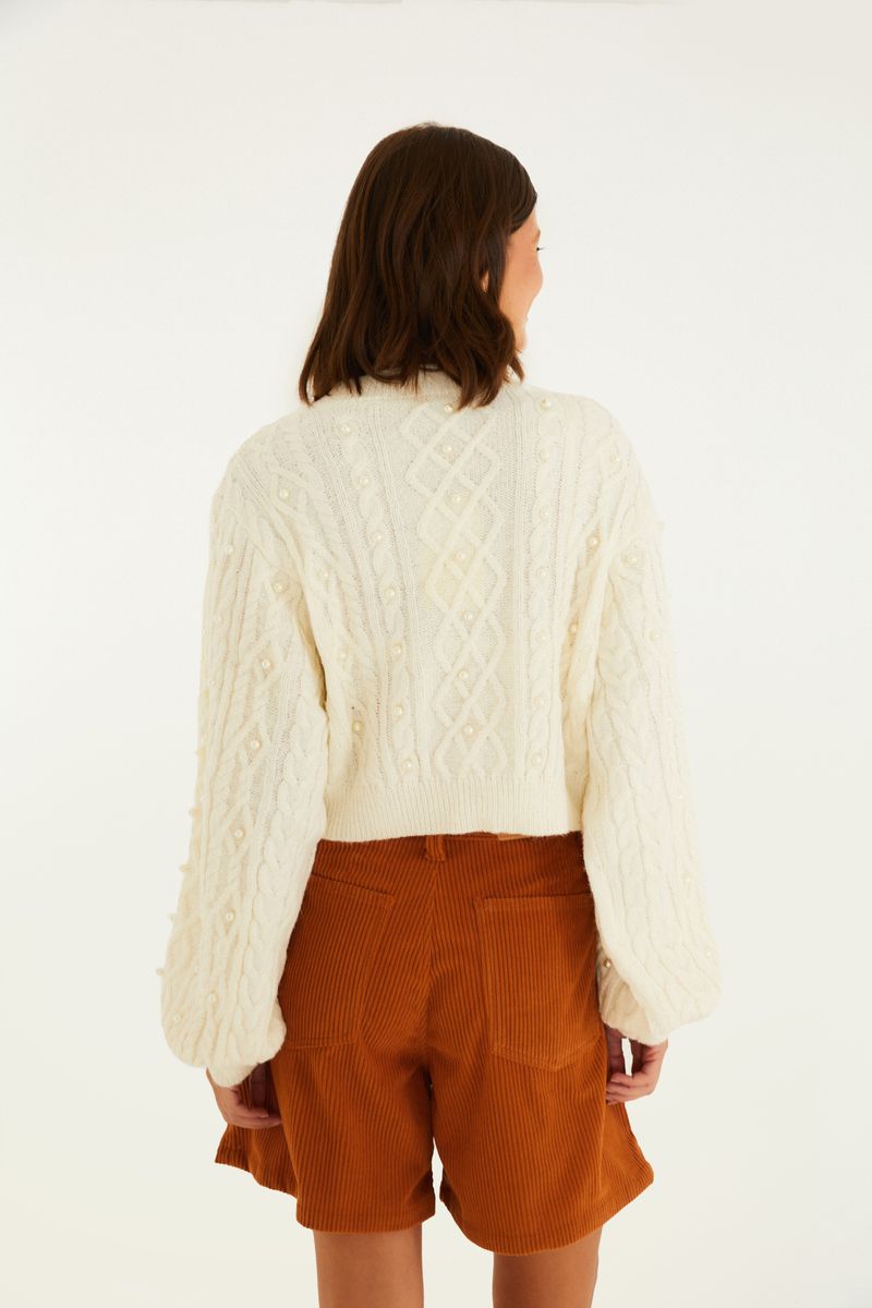 Blusa de tricot con bordado de perla, mangas largas y bordados refinados, vista trasera.