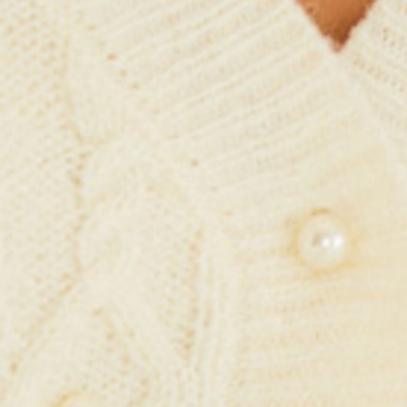 Detalle del bordado en perlas en la blusa de tricot.