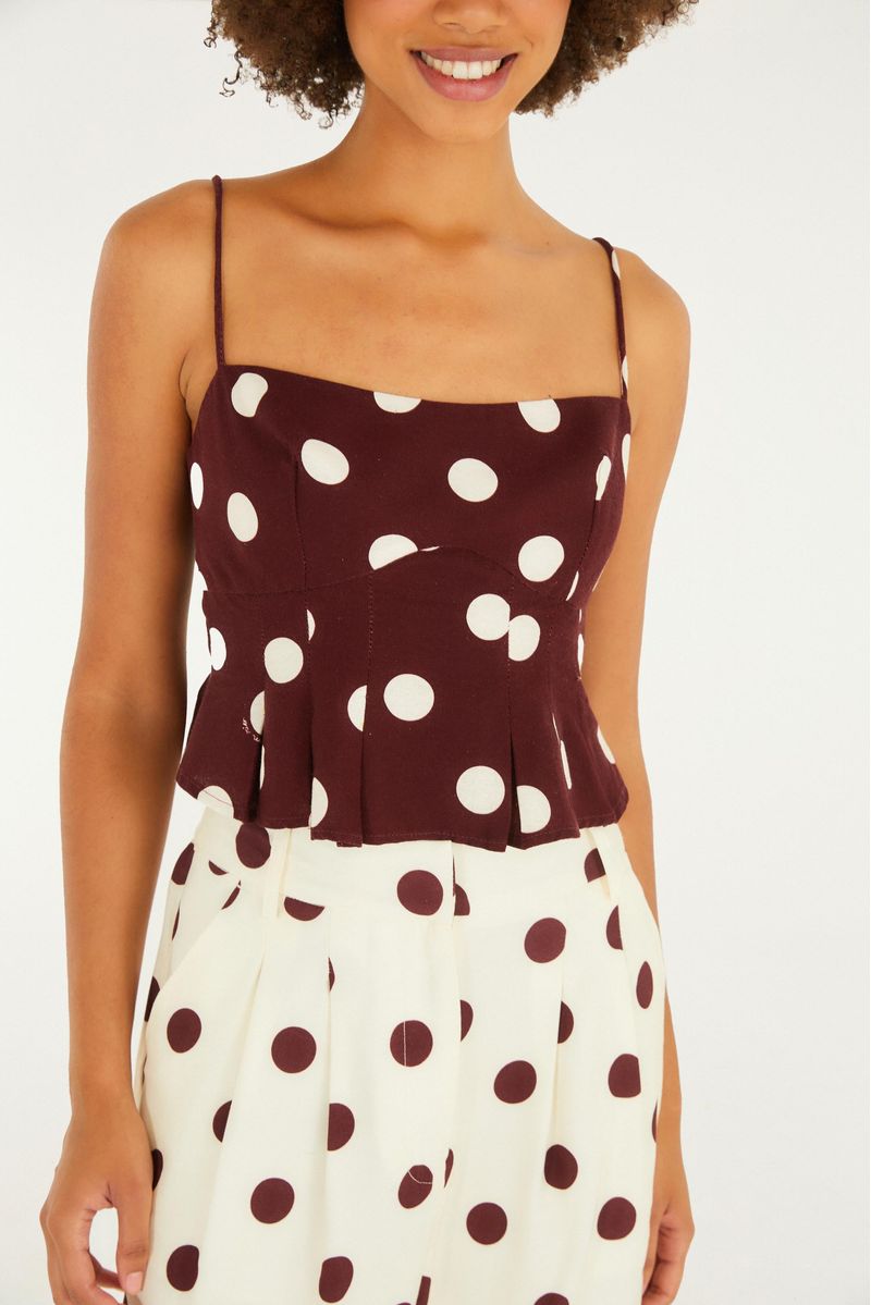 Detalle del escote de la Blusa Poa con diseño de puntos.