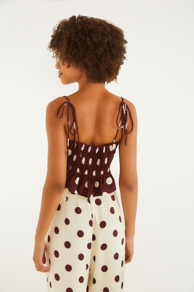 Detalle de la espalda de la Blusa Poa con diseño de puntos.