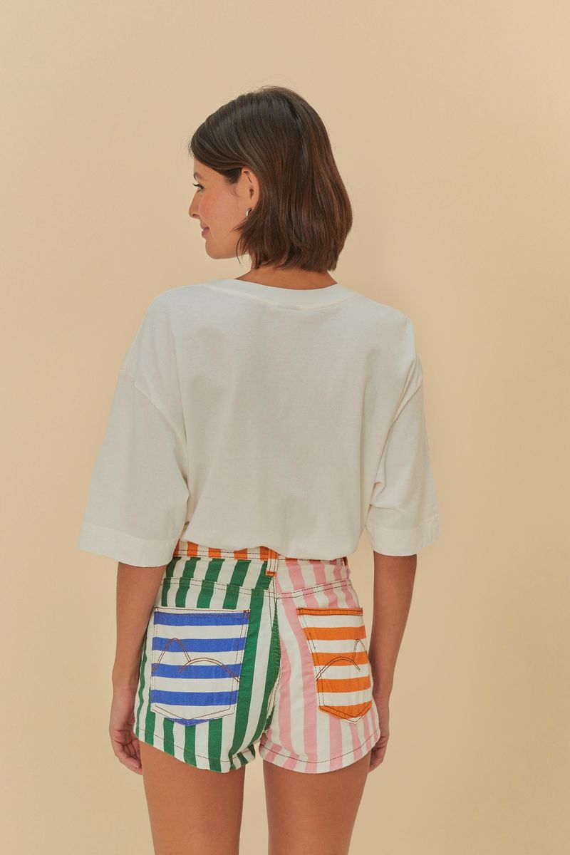 Vista trasera de la falda pantalón con estampado de rayas multicolor.