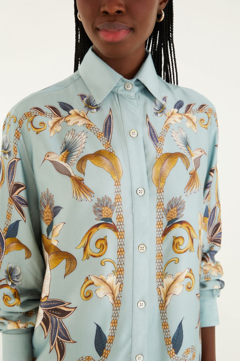 Detalle del cuello y estampado de la camisa Jardín Real.
