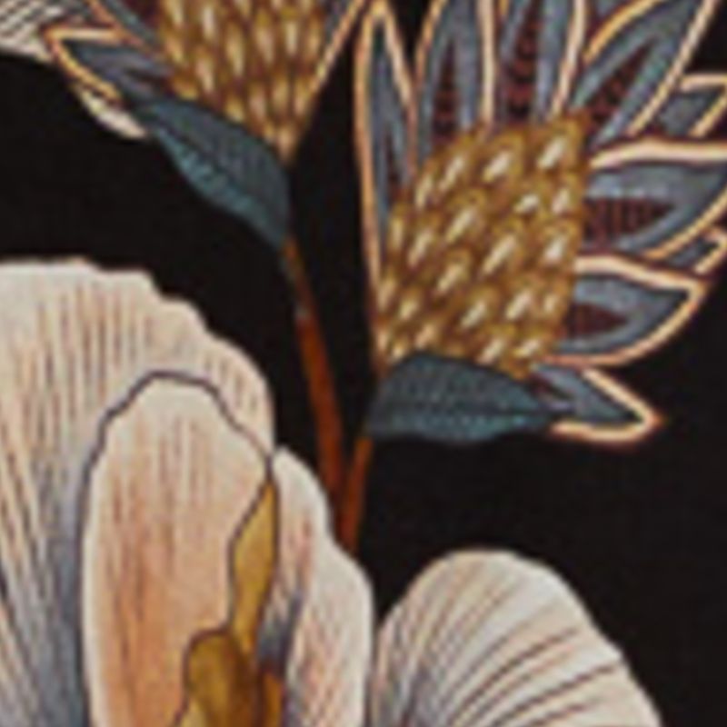 Primer plano del estampado del vestido, exhibiendo elementos florales y botánicos en tonos azul y dorado sobre fondo negro.