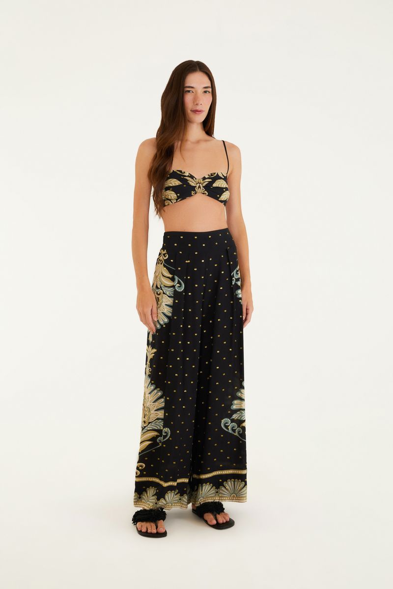 Modelo llevando pantalón recto estampado con top coordinado, vista frontal.