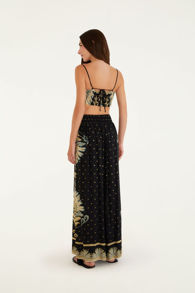 Primer plano del top estampado coordinado con el pantalón, mostrando detalles del diseño.