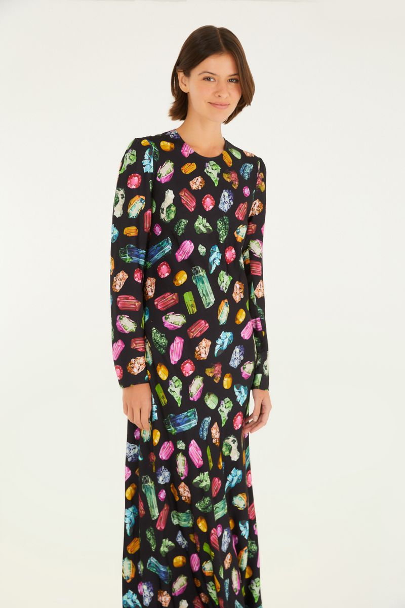 Vestido largo con estampado de piedras preciosas, vista frontal.