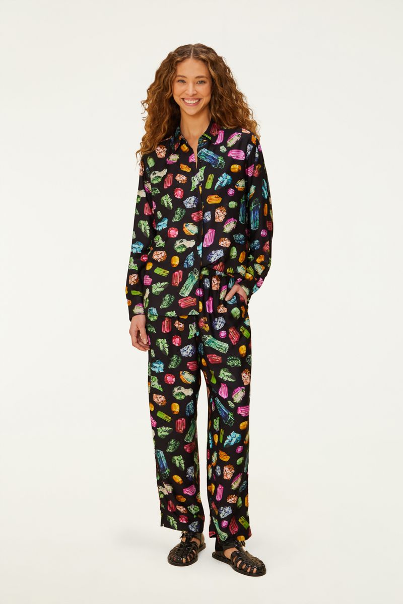 Imagen de una falda larga con estampado de piedras preciosas multicolor, vista frontal.