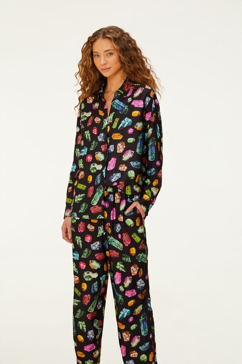 Imagen de una falda larga con estampado de piedras preciosas multicolor, vista lateral.