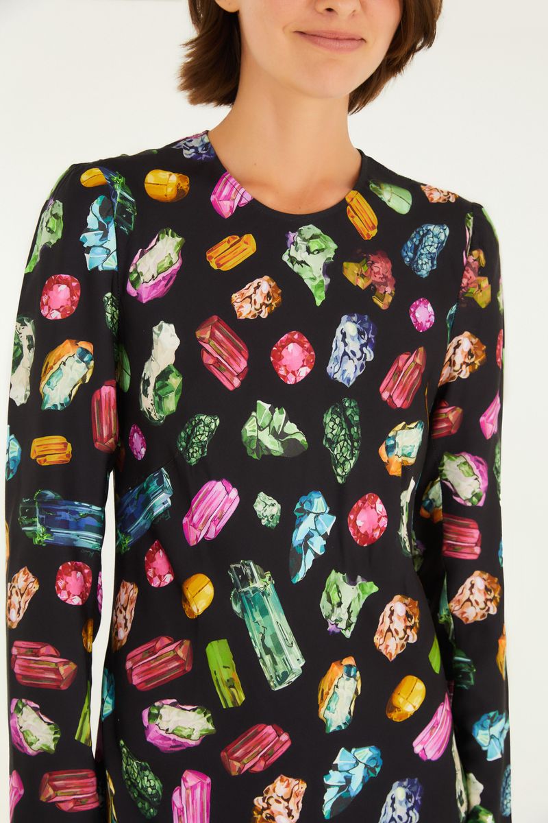 Vestido largo con estampado de piedras preciosas, detalle del corpiño.