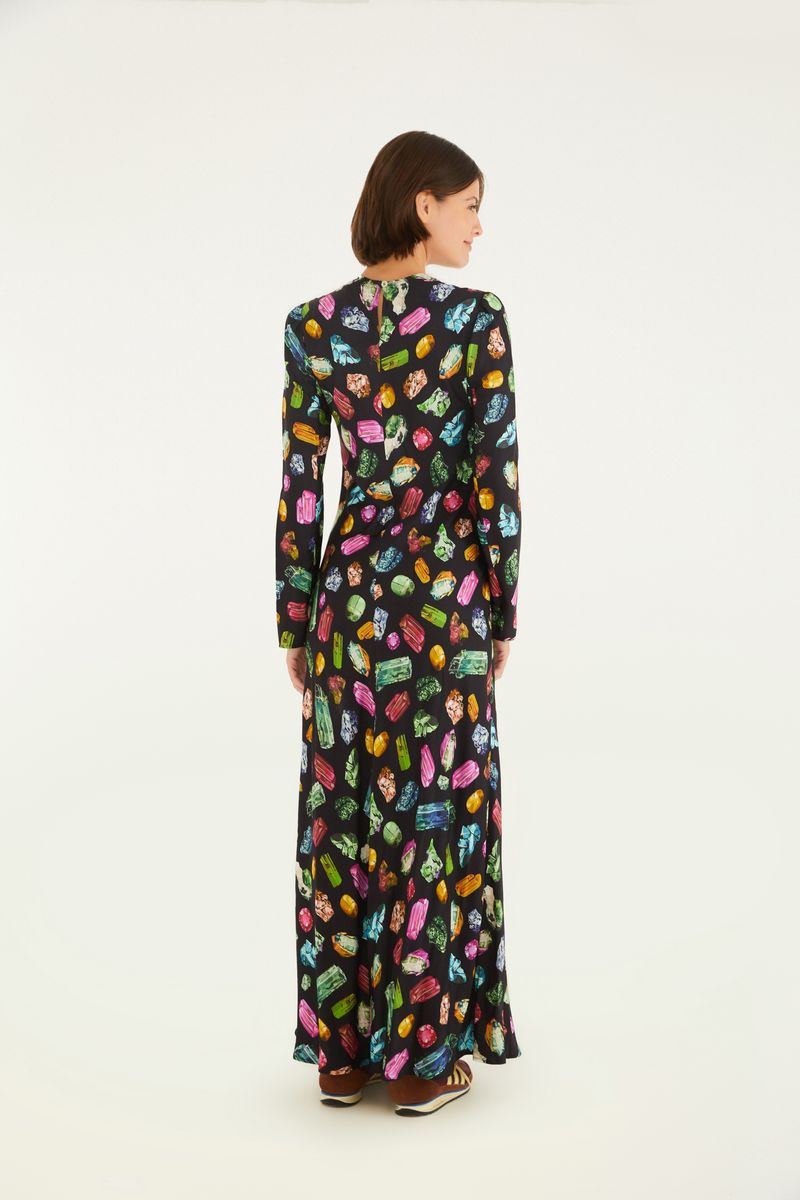 Vestido largo con estampado de piedras preciosas, vista trasera.