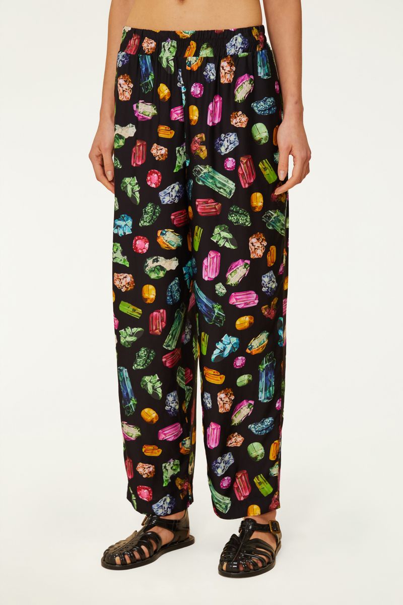 Imagen de una falda larga con estampado de piedras preciosas multicolor, vista trasera.