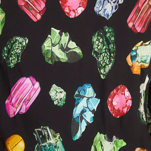 Vestido largo con estampado de piedras preciosas, detalle del estampado.