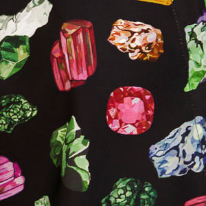 Detalle de las mangas largas del Top Piedras Preciosas con estampado de piedras preciosas.