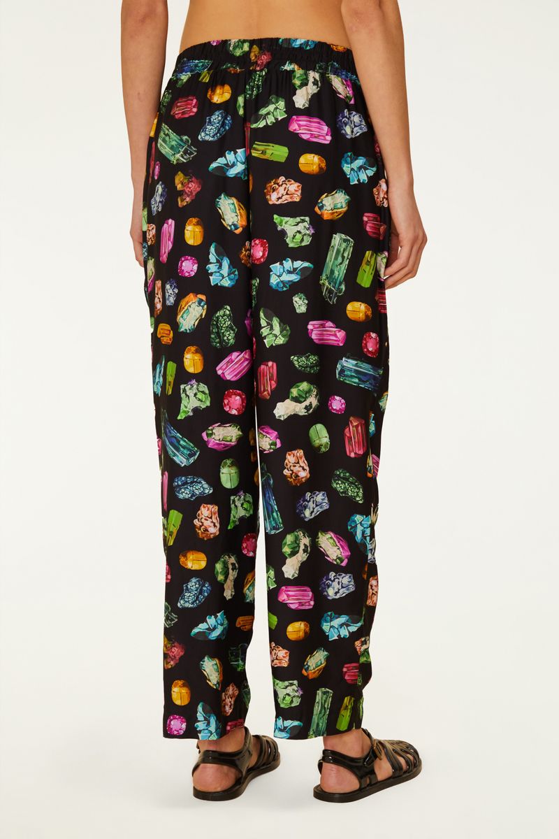 Imagen de una falda larga con estampado de piedras preciosas multicolor, detalle del cinturón.