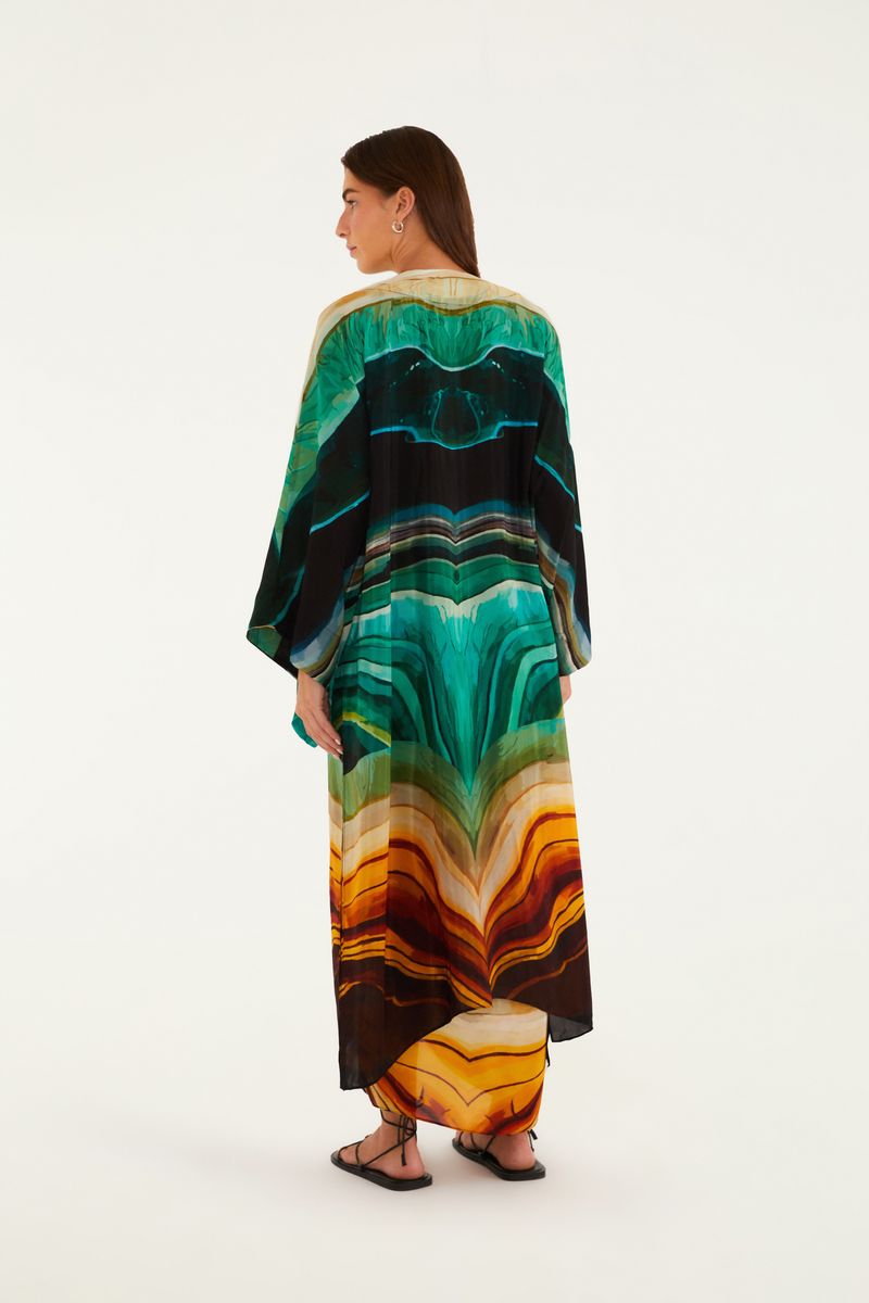 Imagen de una blusa cropped fruncida en color turmalina, vista de atrás.