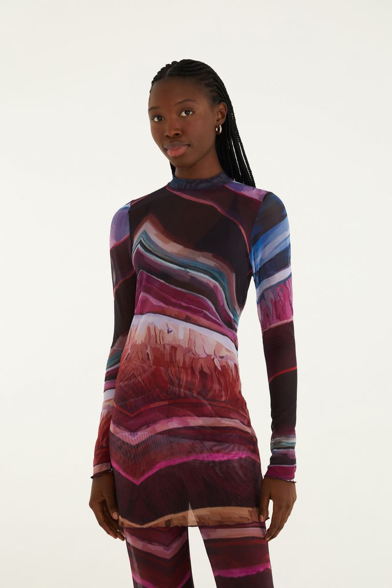 Imagen de una túnica Tule Turmalina con estampado abstracto, vista frontal.