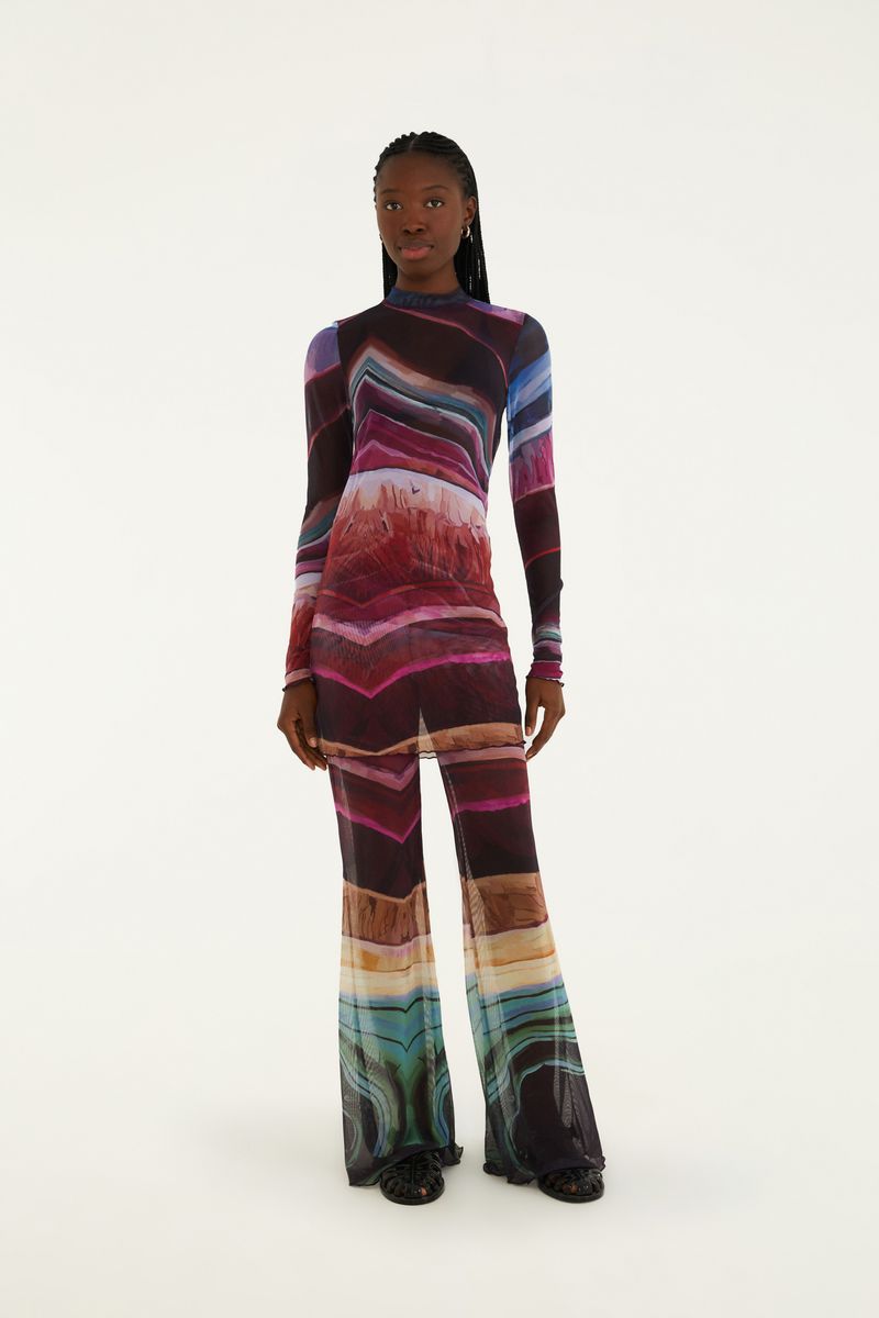 Imagen de un pantalón estampado con diseño abstracto, vista frontal.