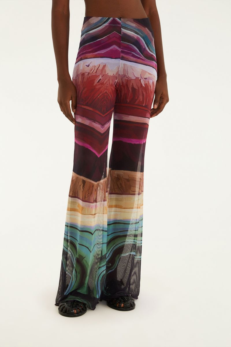 Imagen de un pantalón estampado con diseño abstracto, vista trasera.