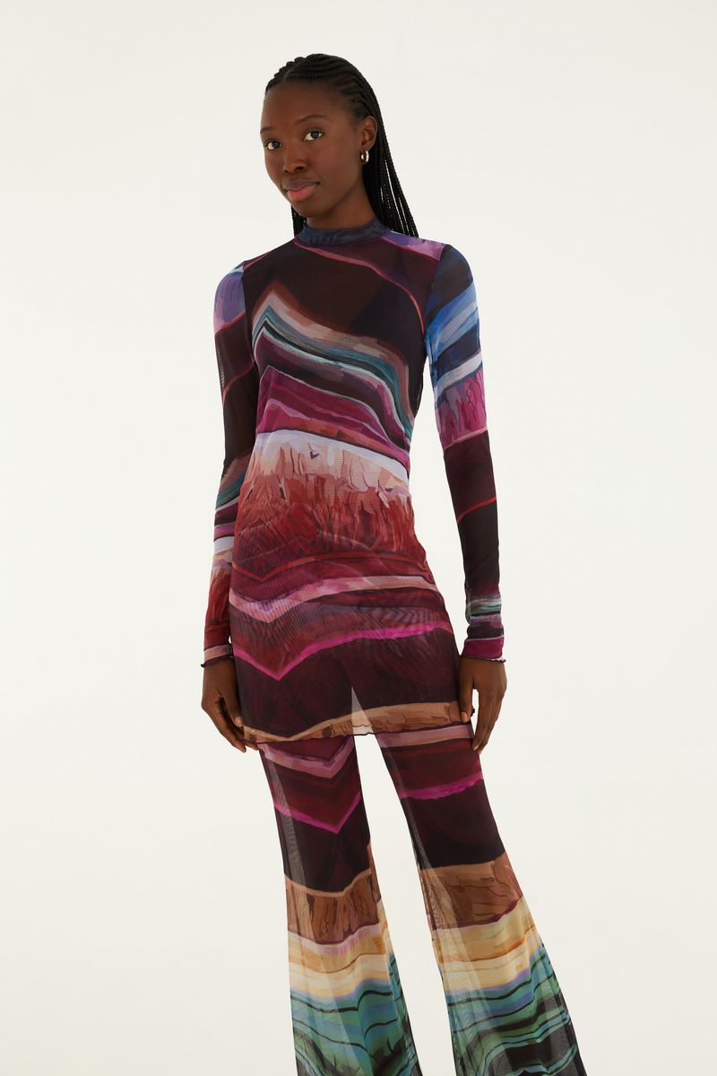 Imagen de un pantalón estampado con diseño abstracto, vista lateral.