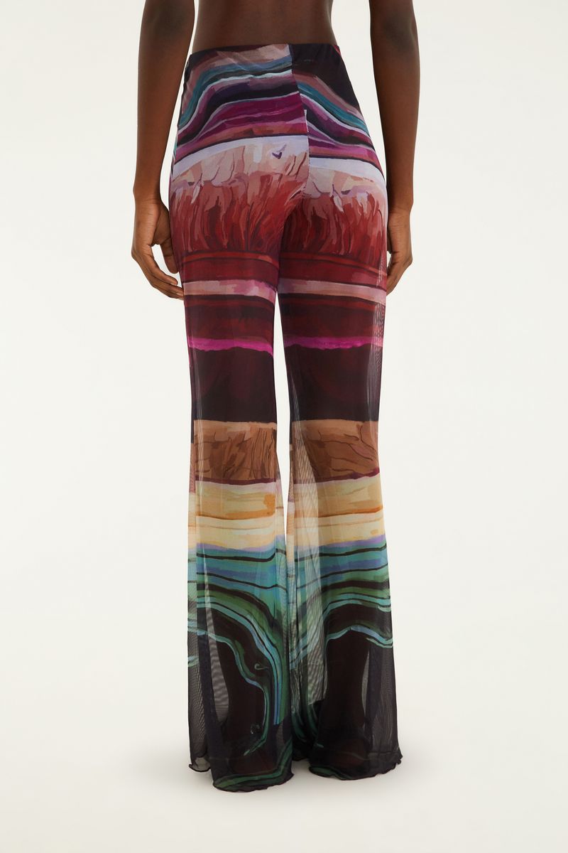 Imagen de un pantalón estampado con diseño abstracto, detalle del tejido.