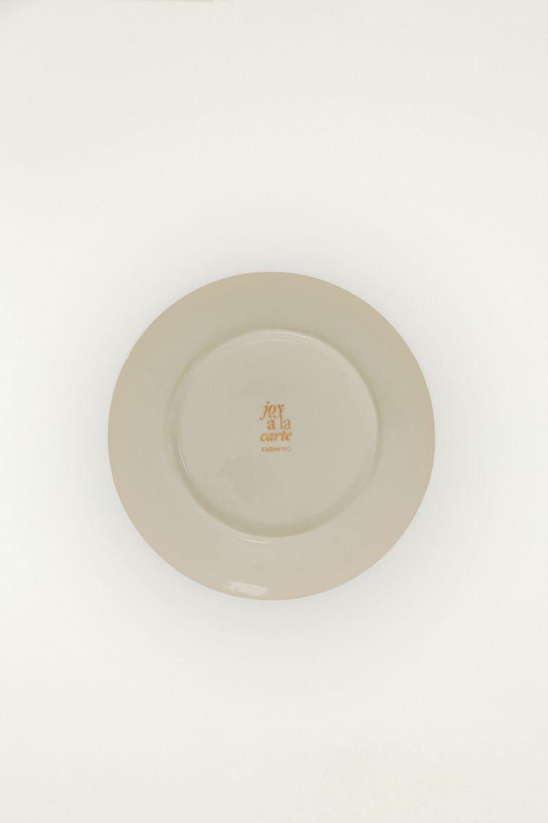Parte inferior del plato llano Joy a La Chita, mostrando el logo y acabado.