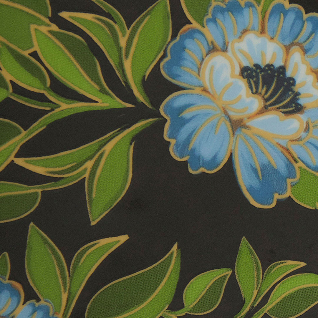 Detalle del estampado del plato llano Joy a La Carte Libélula, con flores y hojas.