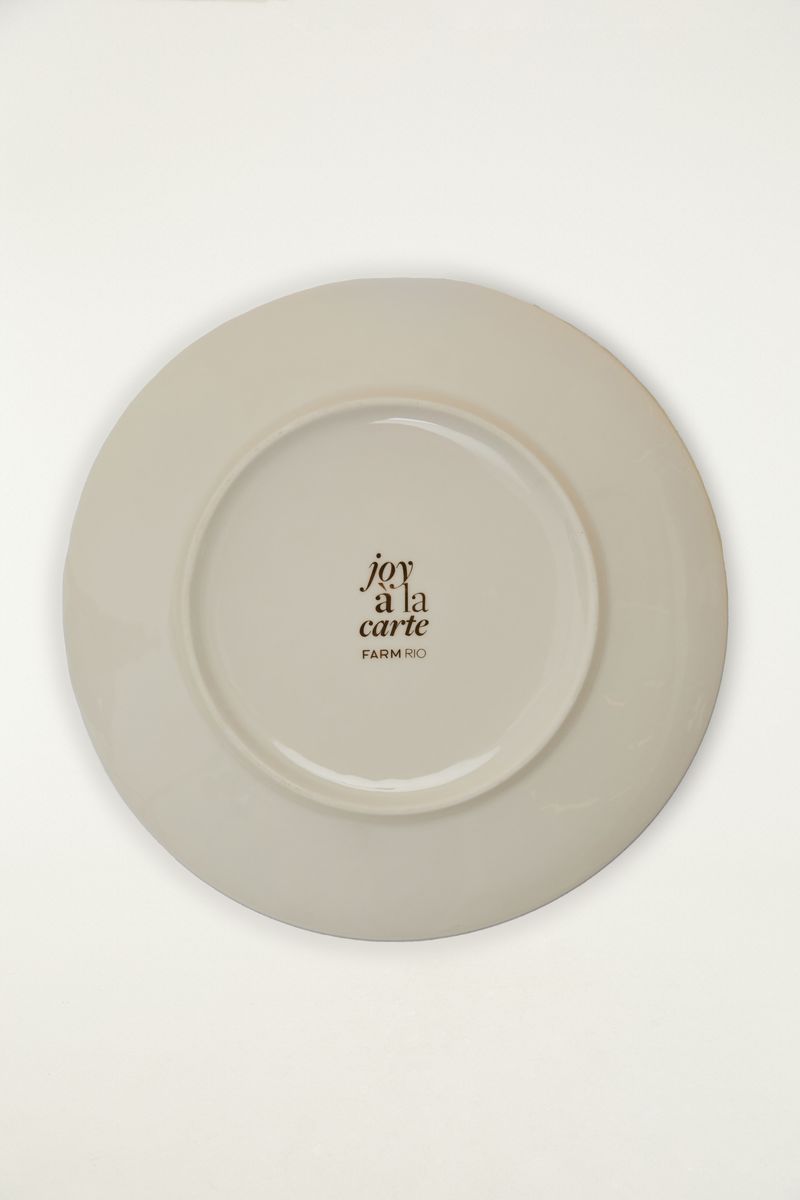 Parte inferior del plato de postre con logotipo 'Joy à la Carte'.